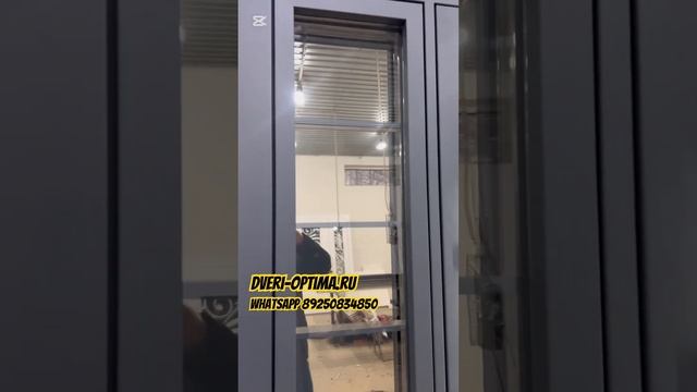 Входная уличная термодверь с металлическими рейками, вертикальной ручкой с LED подсветкой. #doors