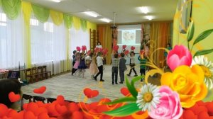 Танец с сердцами на День Матери. Старшая группа