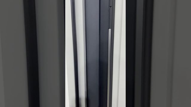 Входная термодверь с металлорейками на полотне и бугельной ручкой. #входныедвери #двериназаказ