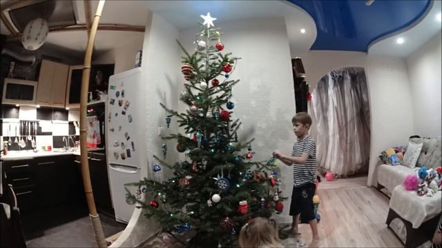 Наряжаем ёлку