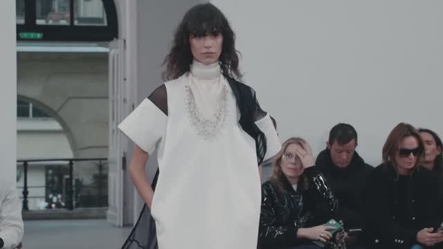 Показ женской коллекции Sacai весна-лето 2026 смотреть онлайн