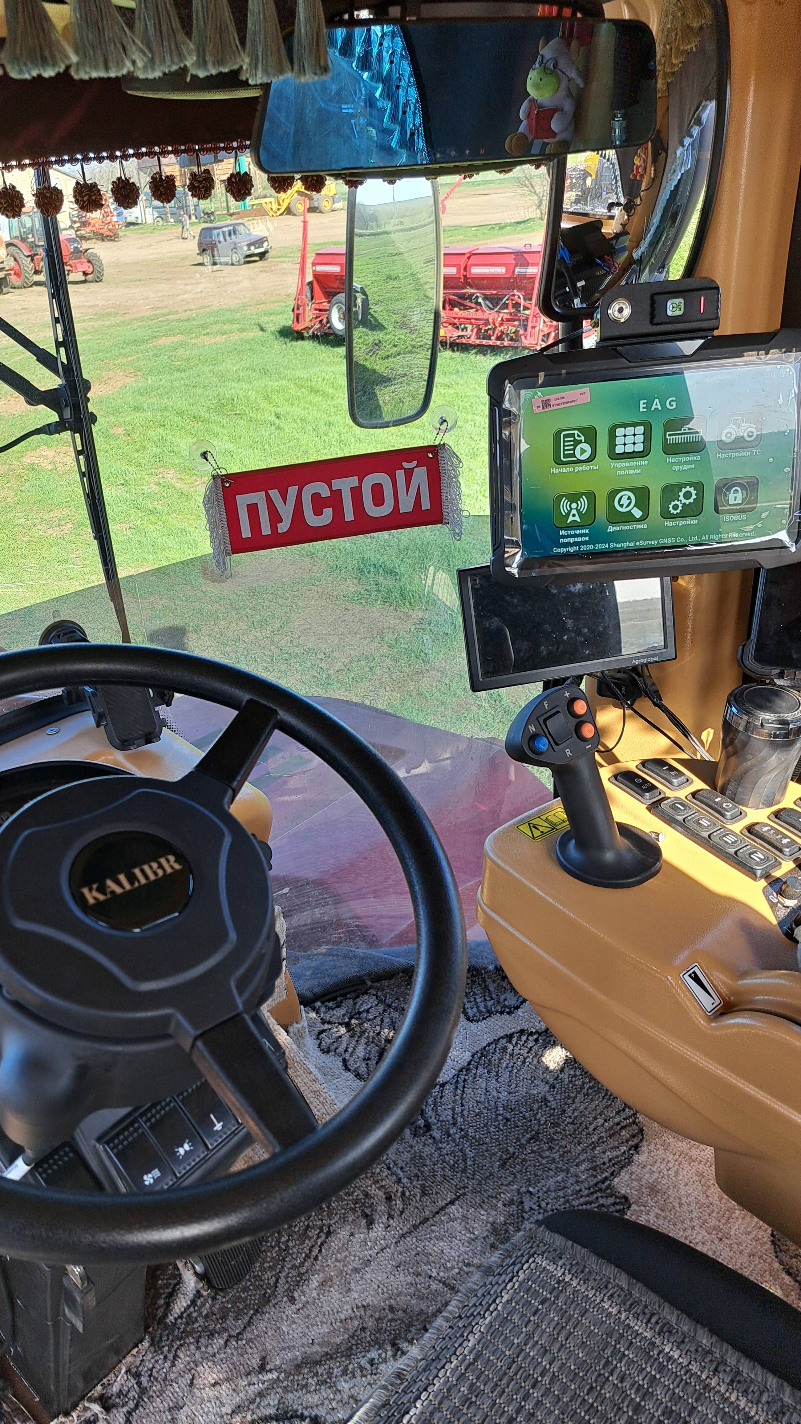 Автопилот Калибр на Кировце (желтом) с бороновальной сцепкой