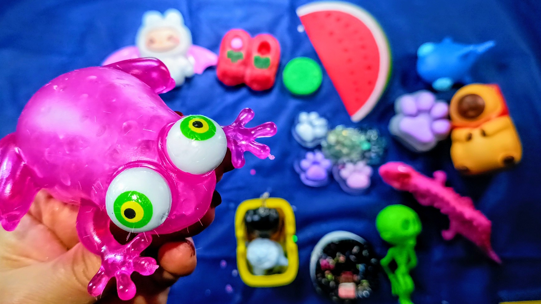 АСМР РАСПАКОВКА сквишей и антистрессы 🥰 ТАБА лапки 🐾 приятные звуки АСМР сквишей и АНТИСТРЕССОВ 🥰 смотреть онлайн