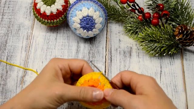 Вязаный новогодний шар крючком. Игрушки на елку своими руками. смотреть онлайн
