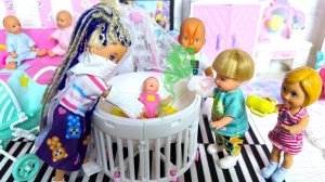 МАМА ПРОПАЛА, А ПАМПЕРС САМ СЕБЯ НЕ ПОМЕНЯЕТ🤣 Катя и Макс веселая семейка! Куклы Барби ДаринелкаТВ