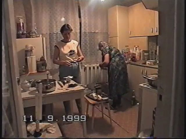 Подготовка ко  Дню рождения Людмилы.  Лангепас, 11.09.1999г.