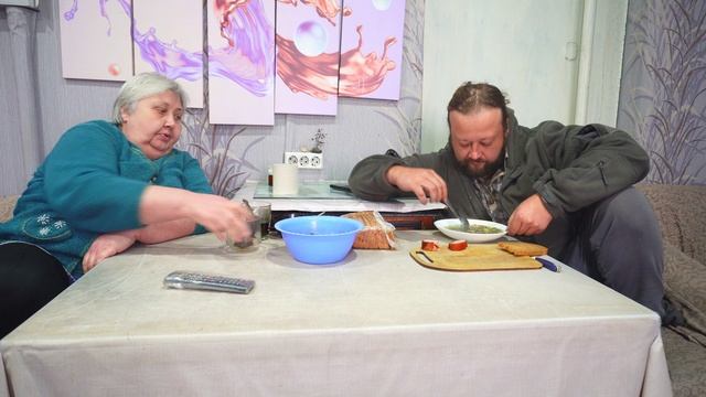 Я НИ СЯДУ ЗА СТОЛ ЕСТЬ ПОКА ПЕРВЫМИ НЕ НАКОРМЛЮ ДОМАШНИХ ЖИВОТНЫХ смотреть онлайн