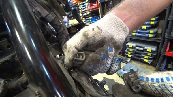 115. Sym maxsym 400. Моргает лампа давления масла.