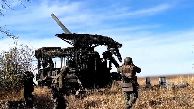 Гаубица большой мощности 2С7 "Пион" орудие осады городов. Харьковская область.. смотреть онлайн