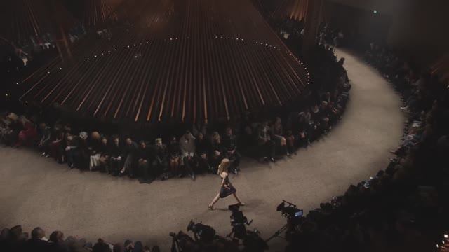 Показ женской коллекции Alexander McQueen весна-лето 2026 смотреть онлайн