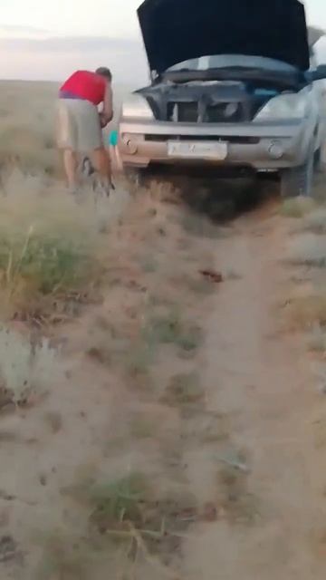 Загорелась машина в степях Казахстана на плато Аккергешен от травы