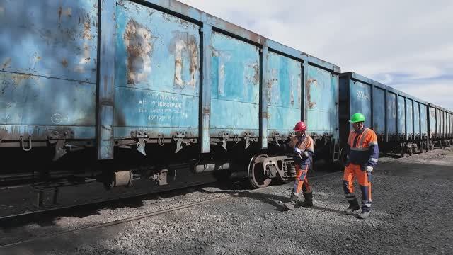 Новым специальностям сотрудников Металлоинвеста учат прямо на предприятиях компании смотреть онлайн
