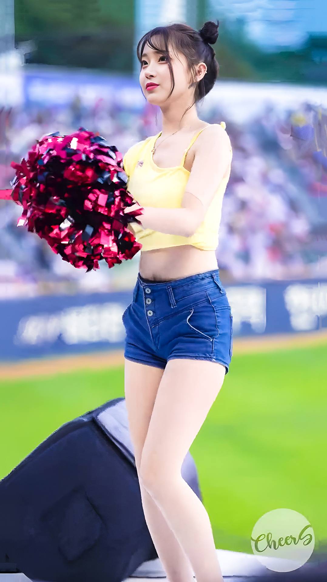 Чирлидерша Ли Джу Ын смело выступает смотреть онлайн