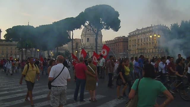 Демонстрация протеста возле Колизея в Риме. смотреть онлайн