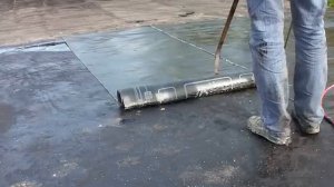 Укладка слоя Гидростеклоизола методом подплавления пламенем  горелки. Подробнее на www.kgidrol.ru