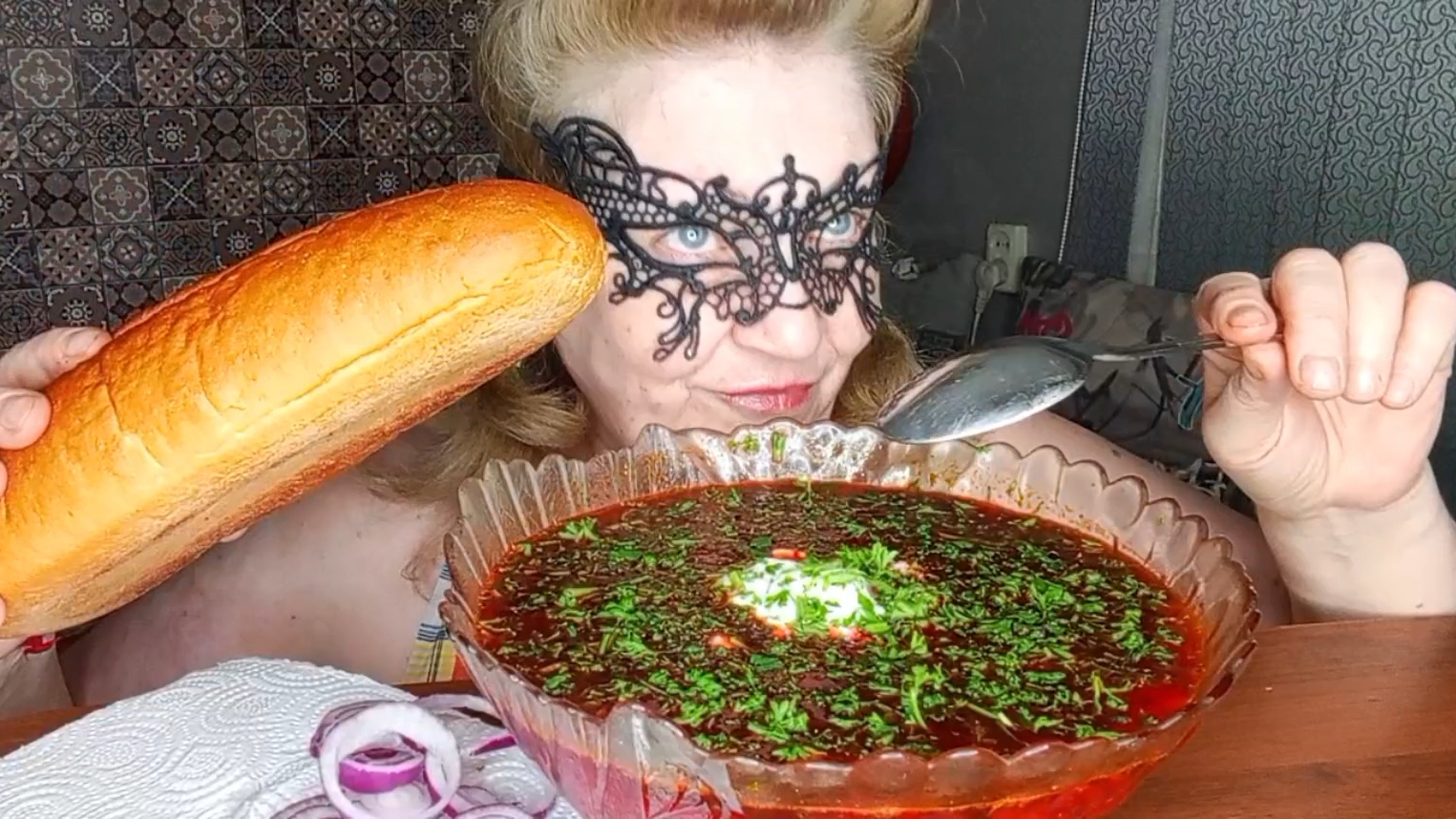 "ДВА ЛИTPA БОРЩА В ЖАЛО" МУКБАНГ/ЕДАНАКАМЕРУ/ смотреть онлайн