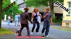 Статуя кошмарит прохожих!