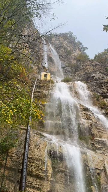 Водопад Учан-Су в Крыму проснулся! Успейте посетить его в Ялте #ялта #учансу #крым #водопадучансу смотреть онлайн