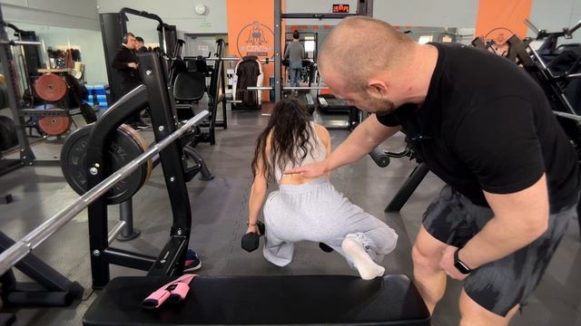 СОЧНЫЕ ЯГОДИЦЫ. Разбор тренировки жены в массонаборный период с акцентом на рост ягодиц. Анкета ниже