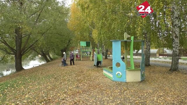 На аллее Верхнего пруда появилось новое дерево смотреть онлайн