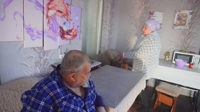 Мама пришла и принесла покушать Инвертор на 220в из старого ИБП жизнь в деревне и еда ПОДВАЛ ИЛЬИЧА смотреть онлайн