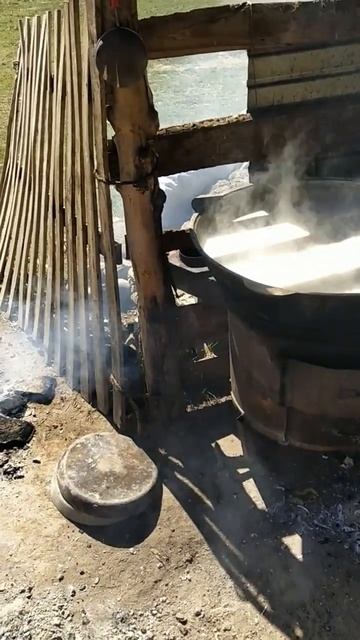 Приготовление лепешек в Кыргызстане