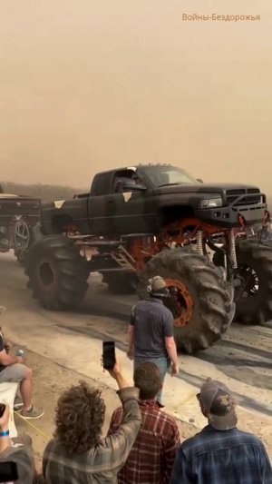 Кто кого перетянет.