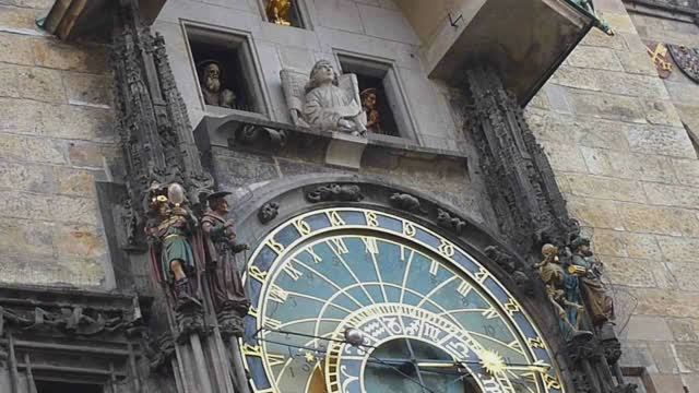 Часы на Староместской площади в Праге, Чехия. смотреть онлайн