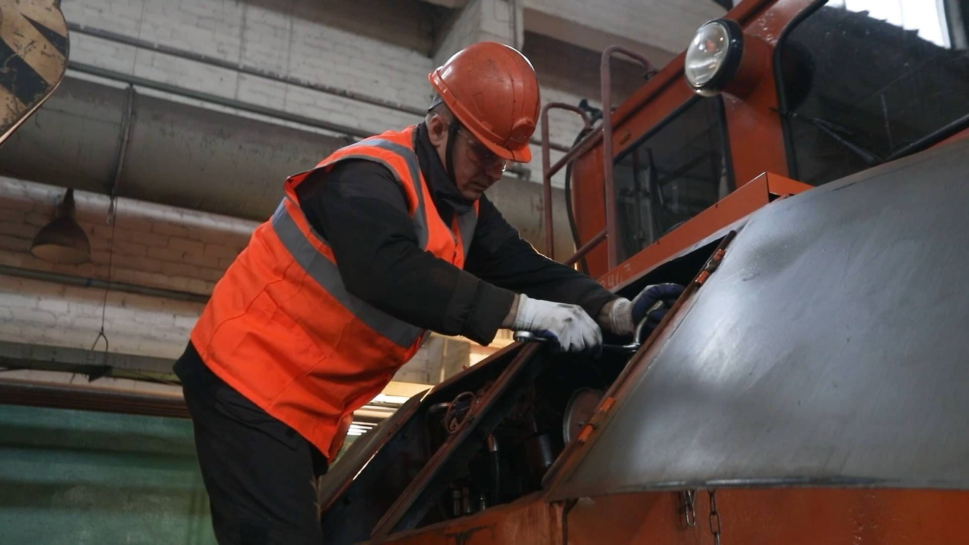 Слесарь УЖДТ Михайловского ГОКа Андрей Крепачев каждую смену осваивает новые методики ремонтов. смотреть онлайн