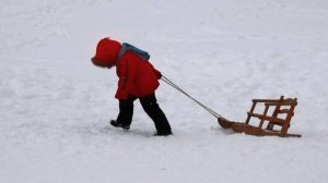 За окошком света мало