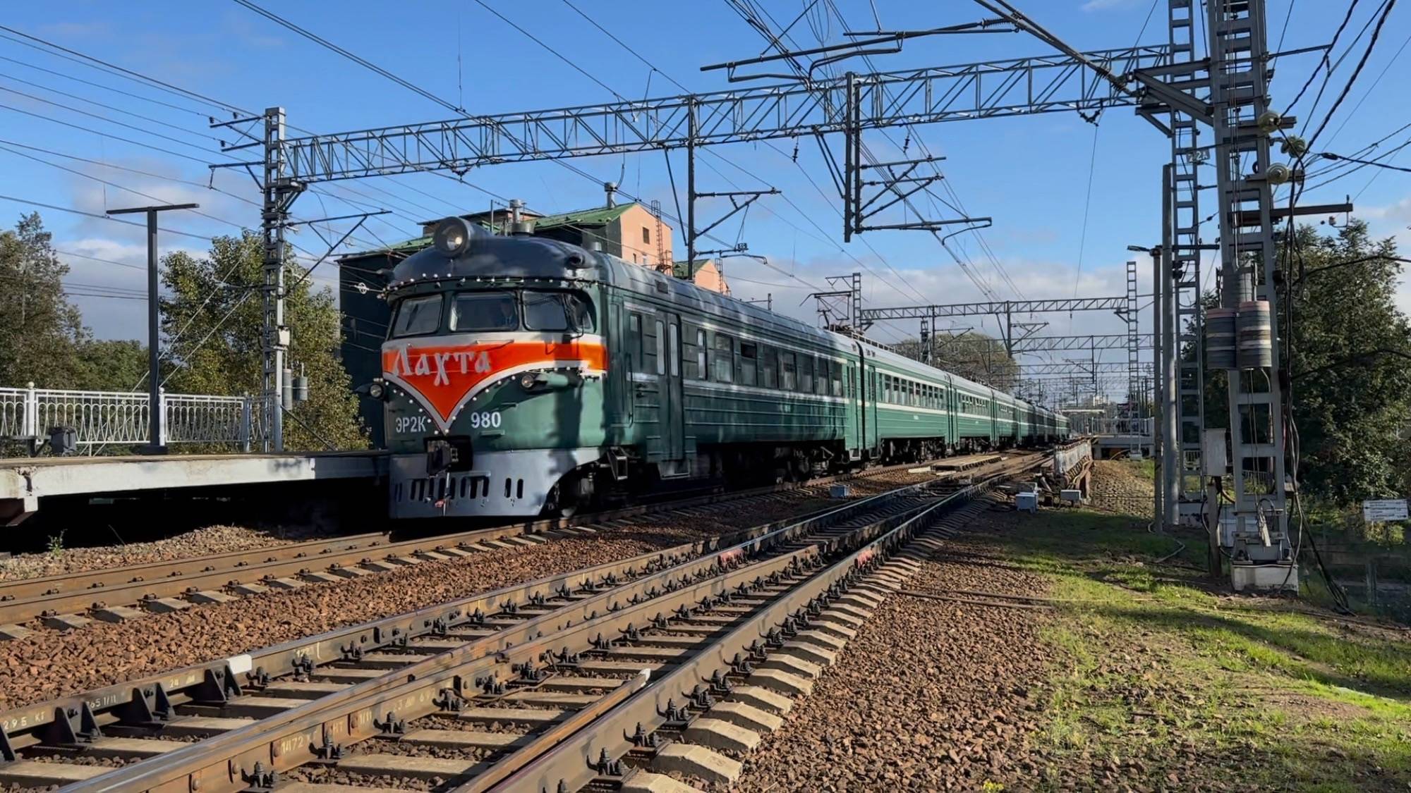 «Приветливая» Электропоезд «Лахта» ЭР2К-980 на ст.Ланская, сентябрь 2025 года смотреть онлайн