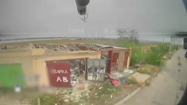 Наш дрон заметил ВСУшника и отправил к биндэрке смотреть онлайн