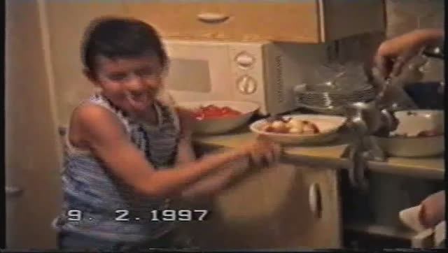 Сын  Эльдар -мамкин помощник, танцор к тому же