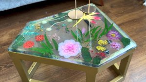 Стол из эпоксидной смолы с цветами.