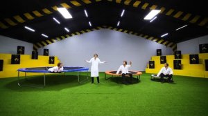 ЧТО, ЕСЛИ ПОСТАВИТЬ ТРИ БАТУТА ДРУГ НА ДРУГА И ПРЫГАТЬ!