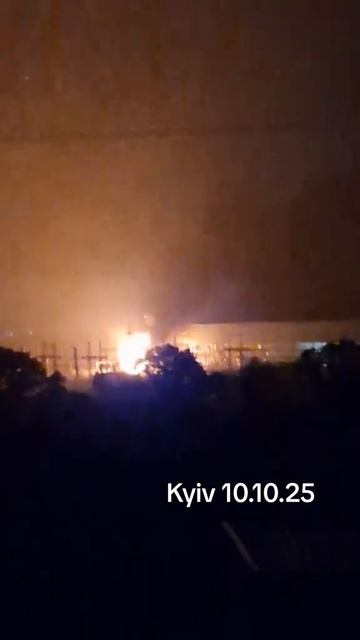 Видео ночного прилета "Гераней" по элементам ТЭЦ-5 в Киеве. смотреть онлайн