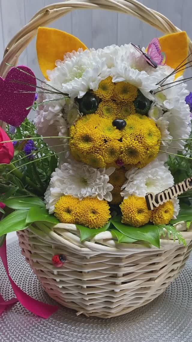 Котенок из живых цветов в корзинке смотреть онлайн