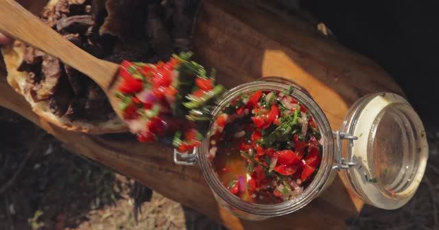 Готовим гигантские стейки оссобуко на гриле в дикой природе ｜ ASMR смотреть онлайн