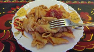 Паста с курицей и помидорами черри в сливочном соусе.  Вкусный ужин за 15 минут.