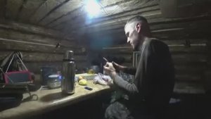 ПРОСТАЯ И СЧАСТЛИВАЯ ЖИЗНЬ ТАЁЖНОГО ЧЕЛОВЕКА. ОКРУЖЁННОГО ЖИВОТНЫМИ НОЧЛЕГ В ИЗБЕ.