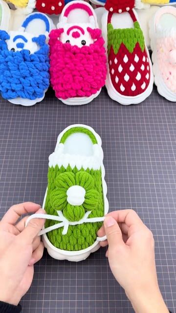 Плюшевые тапочки крючком😍 смотреть онлайн