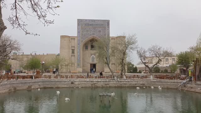 В ценре Бухары (Узбекистан). смотреть онлайн