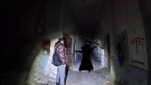 Ночью В Огромном Заброшенном Здании Происходит.....