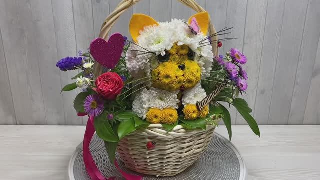 Котенок из живых цветов в корзинке смотреть онлайн