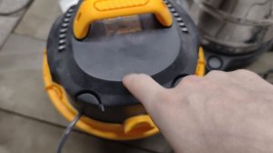 Самый недорогой строительный пылесос на 15 литров. Сосет воду