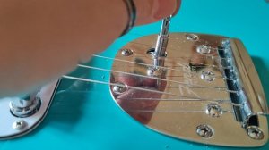 Китайцы накосячили с креплением рычага на гитарном тремоло. Как исправить.