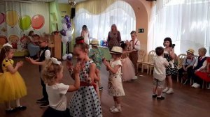 2021 танец малышей с выпускниками