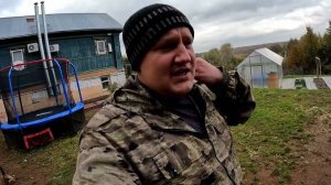 Ему всё мало, доделал виноградник и уехал из дома