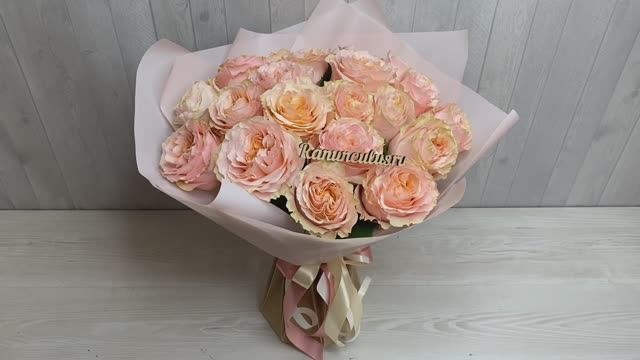 Букет из 19 роз Принцесс Краун смотреть онлайн