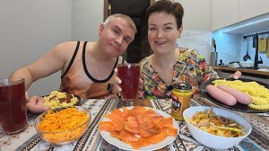 Мукбанг СКРОМНЫЙ ужин под ИНТЕРЕСНУЮ беседу! ЭКОНОМИМ! ОТОРВАЛИСЬ по сосискам, горчице с макаронами)